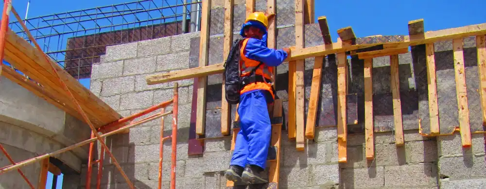 中東の現場作業員が木製の梯子をのぼる様子